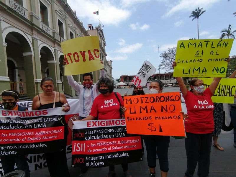 Plantón en parque 21 de Mayo de jubilados afiliados al ISSTE; repudian que les paguen en UMAs
