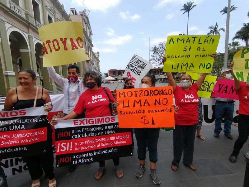 Plantón en parque 21 de Mayo de jubilados afiliados al ISSTE; repudian que les paguen en UMAs