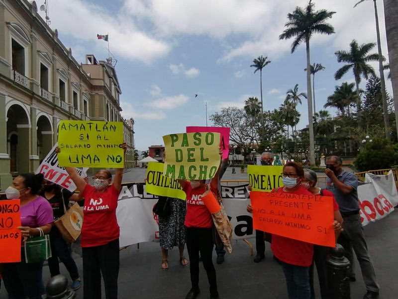 Plantón en parque 21 de Mayo de jubilados afiliados al ISSTE; repudian que les paguen en UMAs