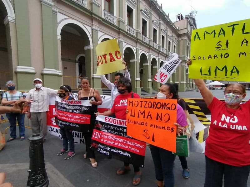Plantón en parque 21 de Mayo de jubilados afiliados al ISSTE; repudian que les paguen en UMAs