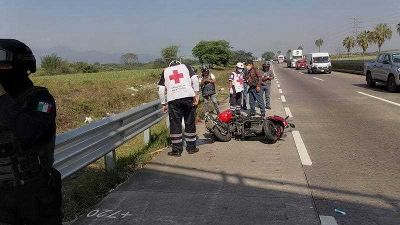Derrapa motociclista en libramiento de Córdoba y resulta fracturado de piernas