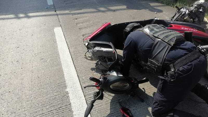 Derrapa motociclista en libramiento de Córdoba y resulta fracturado de piernas