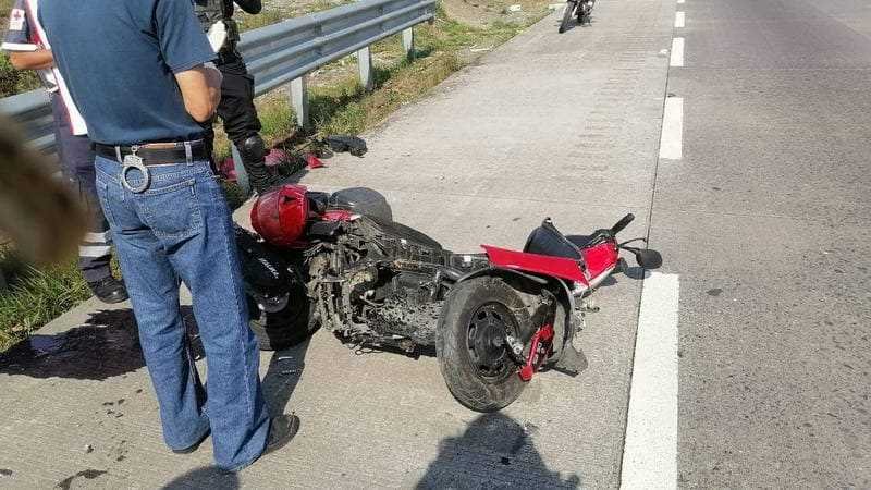 Derrapa motociclista en libramiento de Córdoba y resulta fracturado de piernas