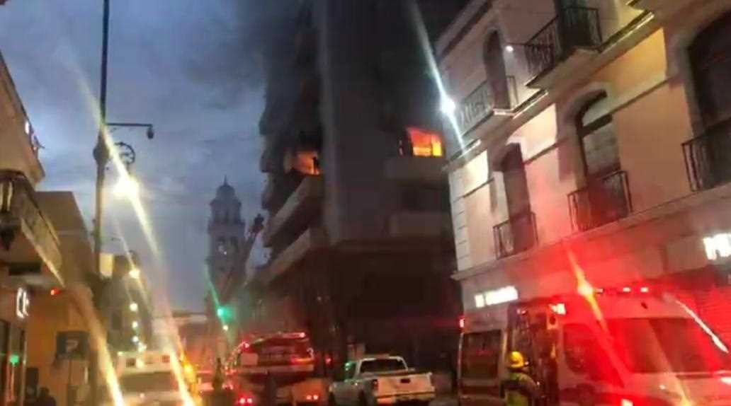 Incendio arrasa edificio en Veracruz; rescatan a mujer atrapada en último piso