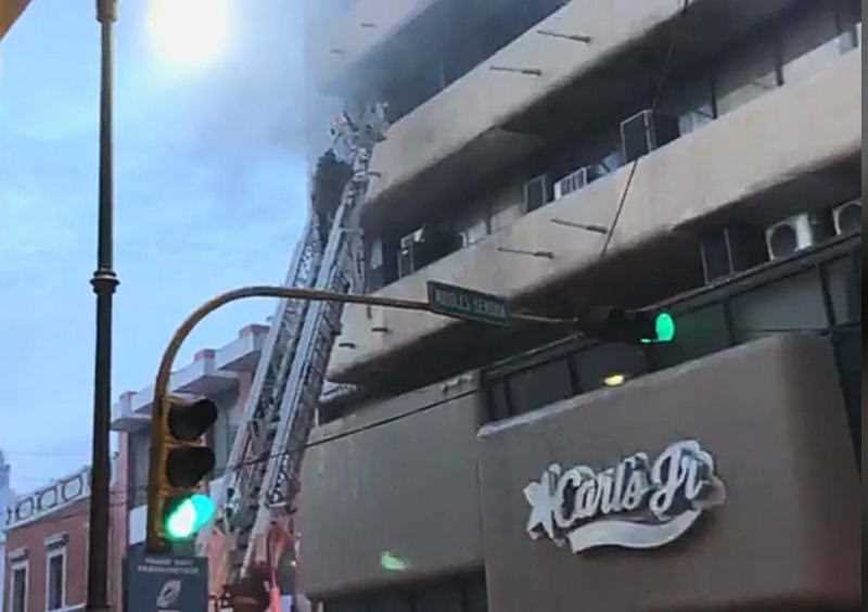 Incendio arrasa edificio en Veracruz; rescatan a mujer atrapada en último piso
