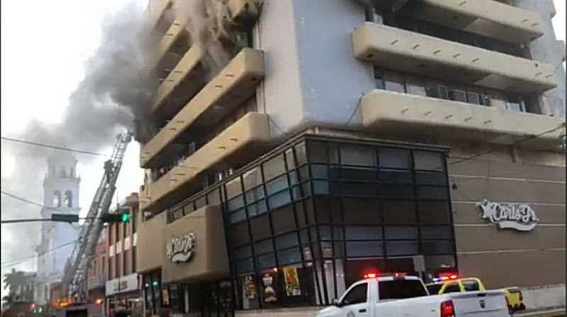 Incendio arrasa edificio en Veracruz; rescatan a mujer atrapada en último piso