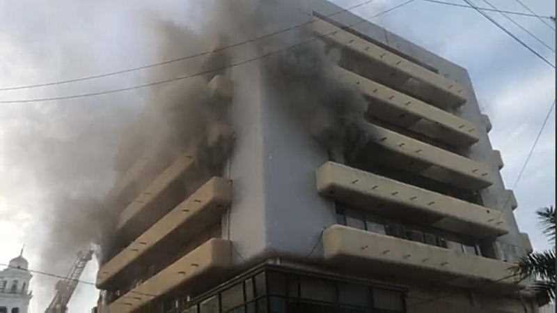 Incendio arrasa edificio en Veracruz; rescatan a mujer atrapada en último piso