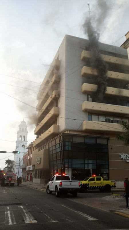 Incendio arrasa edificio en Veracruz; rescatan a mujer atrapada en último piso