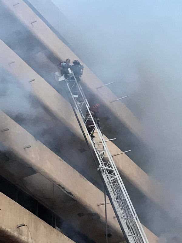 Incendio arrasa edificio en Veracruz; rescatan a mujer atrapada en último piso
