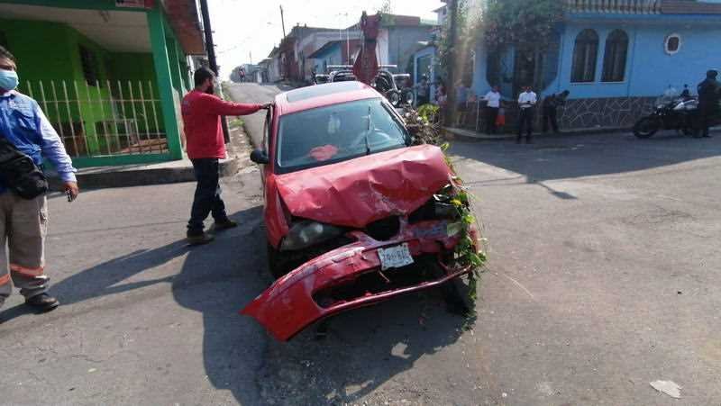 Automóvil queda sin frenos y cae al arroyo de la colonia La Sidra; no hubo heridos