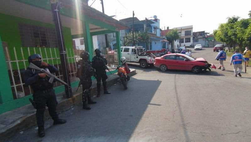 Automóvil queda sin frenos y cae al arroyo de la colonia La Sidra; no hubo heridos