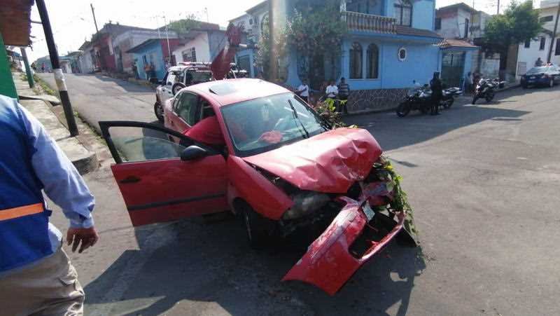 Automóvil queda sin frenos y cae al arroyo de la colonia La Sidra; no hubo heridos