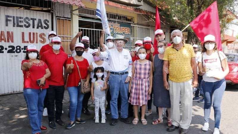 Reciben cordobeses con entusiasmo a Guillermo Rivas