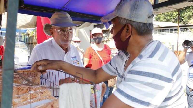 Reciben cordobeses con entusiasmo a Guillermo Rivas
