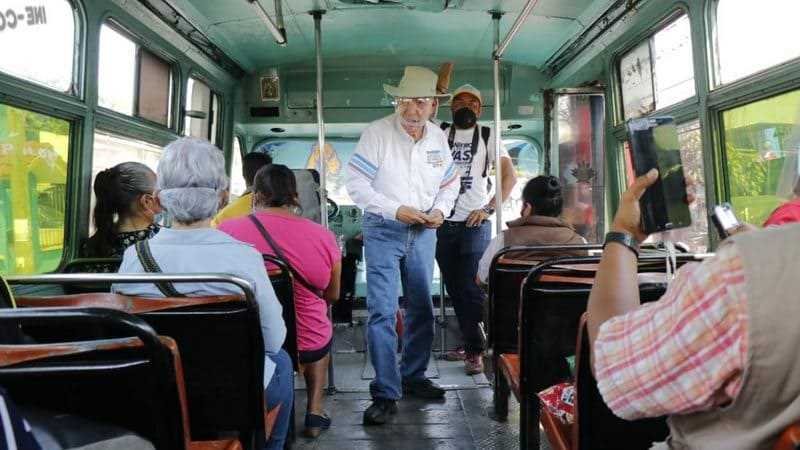 Reciben cordobeses con entusiasmo a Guillermo Rivas
