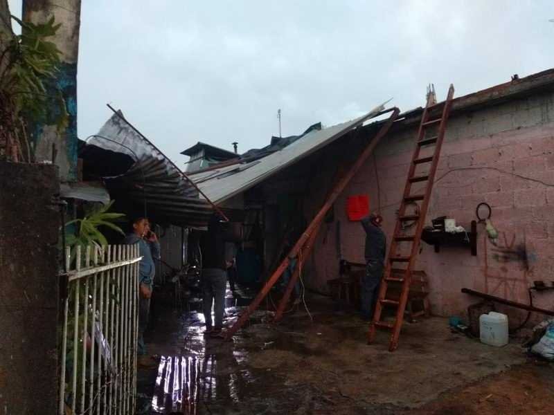 Casas destechadas deja tormenta en Ixhuatlán del Café