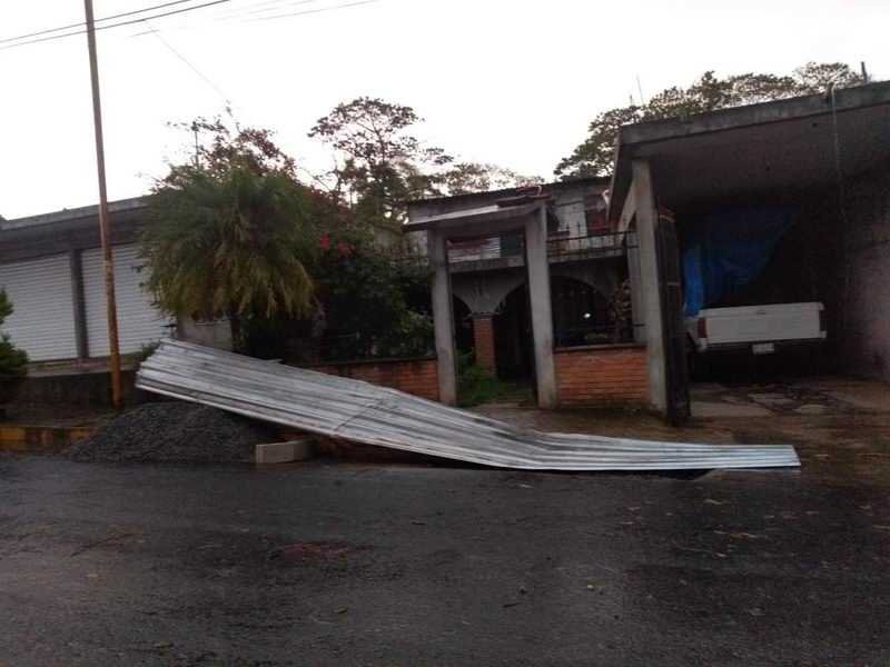 Casas destechadas deja tormenta en Ixhuatlán del Café