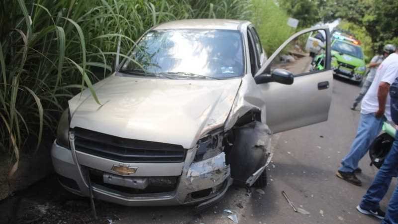 Choque entre taxi y Jetta en Amatlán deja al menos dos mujeres heridas