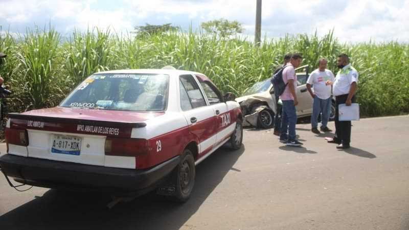 Choque entre taxi y Jetta en Amatlán deja al menos dos mujeres heridas