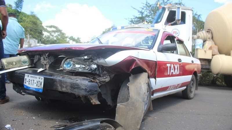 Choque entre taxi y Jetta en Amatlán deja al menos dos mujeres heridas
