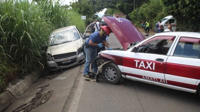 Choque entre taxi y Jetta en Amatlán deja al menos dos mujeres heridas