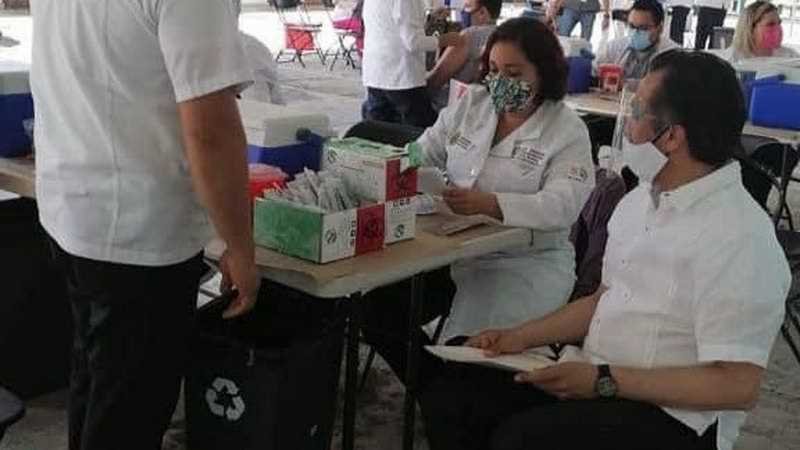 Gobernador Cuitláhuac García recibe primera dosis de la vacuna contra COVID-19