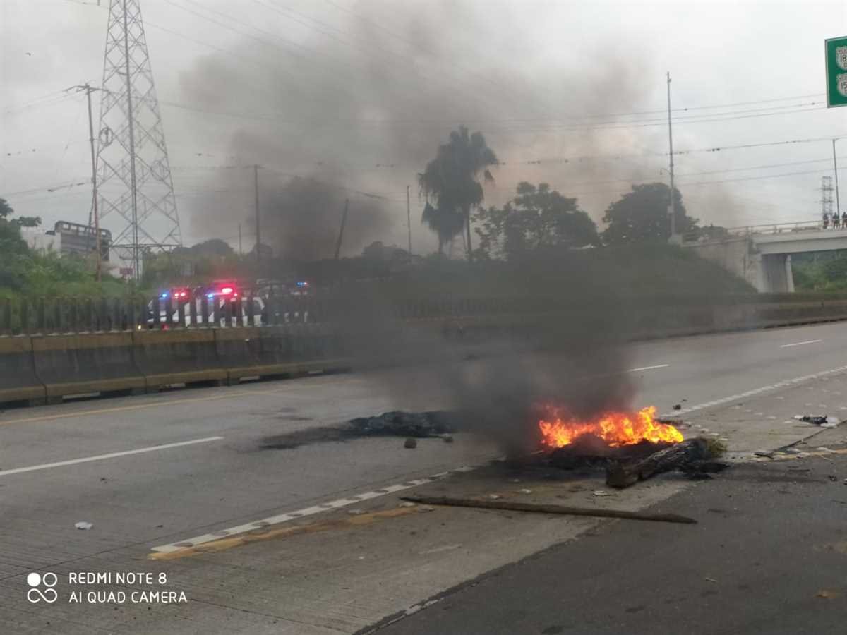 Desalojo violento de vecinos de Amatlán que bloqueaban autopista; varios detenidos