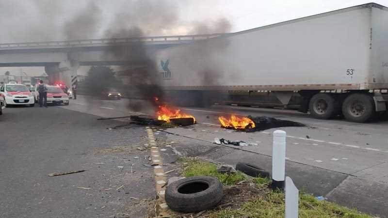 Desalojo violento de vecinos de Amatlán que bloqueaban autopista; varios detenidos
