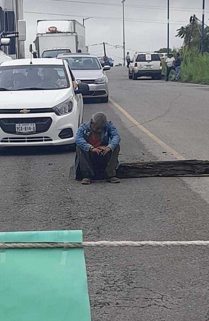 Desalojo violento de vecinos de Amatlán que bloqueaban autopista; varios detenidos