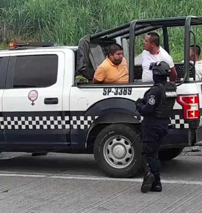Desalojo violento de vecinos de Amatlán que bloqueaban autopista; varios detenidos