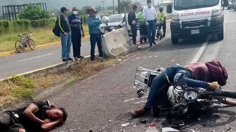 Motociclistas se estrellan contra camiónde volteo en Orizaba: 1 muerto y un herido
