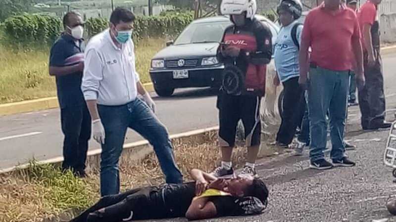 Motociclistas se estrellan contra camiónde volteo en Orizaba: 1 muerto y un herido