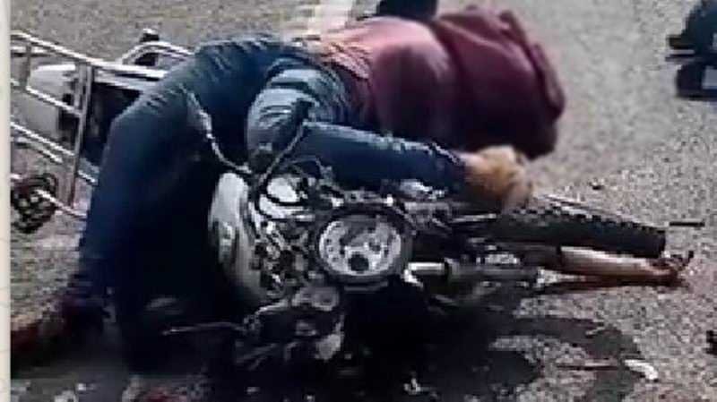 Motociclistas se estrellan contra camiónde volteo en Orizaba: 1 muerto y un herido