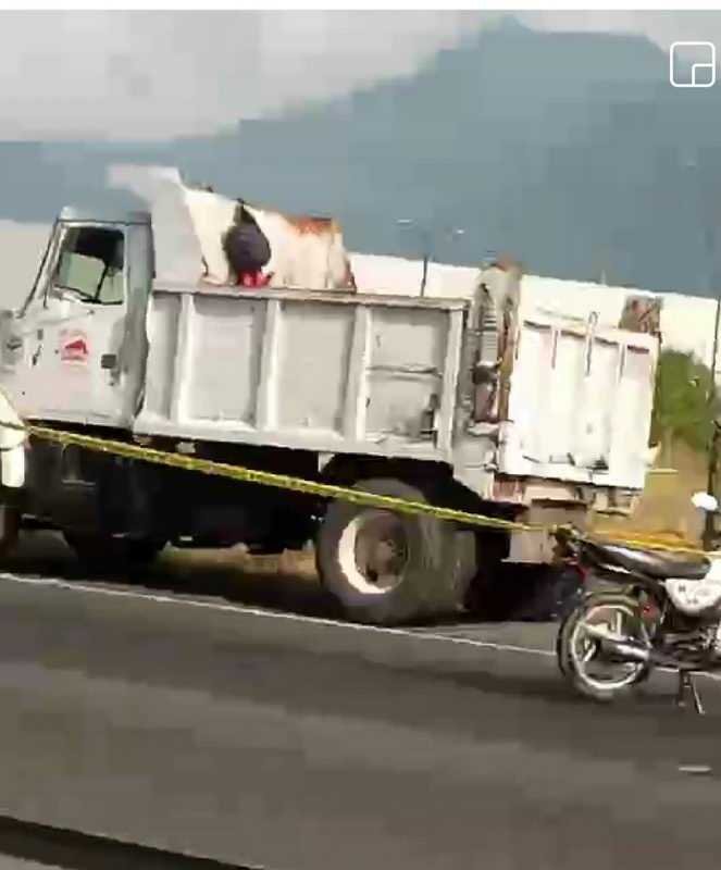 Motociclistas se estrellan contra camiónde volteo en Orizaba: 1 muerto y un herido