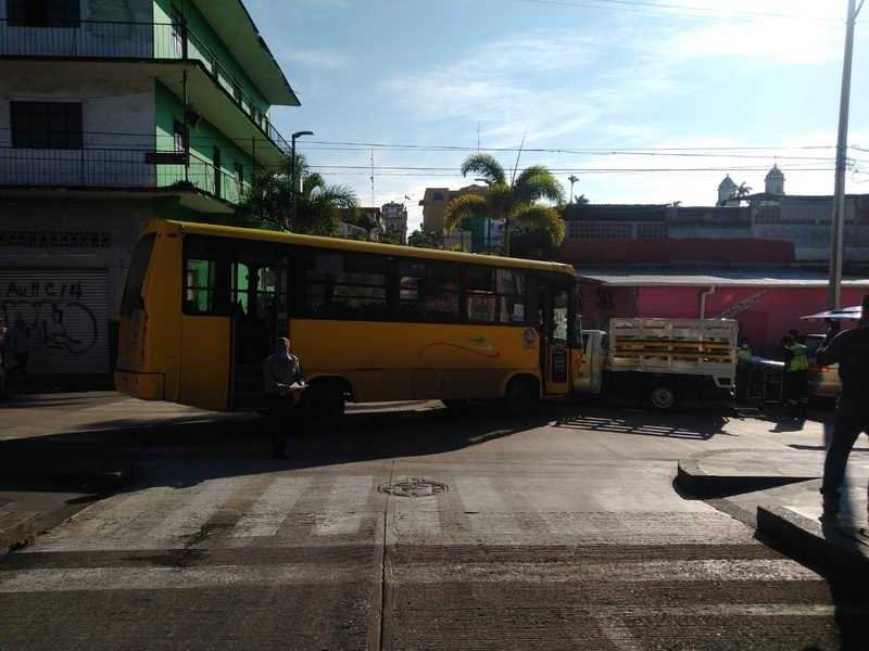Choque en avenida 7 y calle 1 deja cuatro lesionados