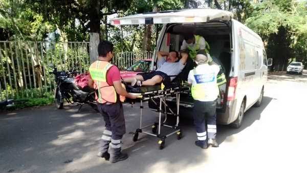 Ciclista cae en un bache en la carretera a Fortín Viejo