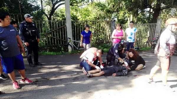 Ciclista cae en un bache en la carretera a Fortín Viejo