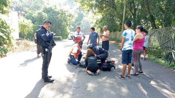 Ciclista cae en un bache en la carretera a Fortín Viejo