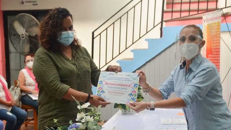Entrega DIF reconocimientos a alumnos de talleres para el emprendimiento