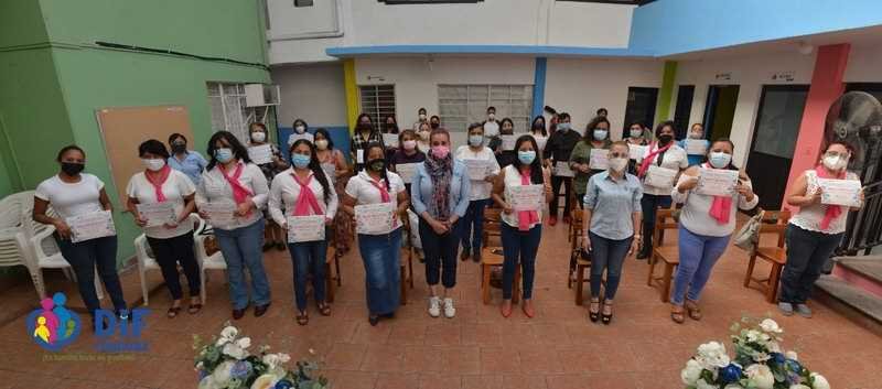 Entrega DIF reconocimientos a alumnos de talleres para el emprendimiento