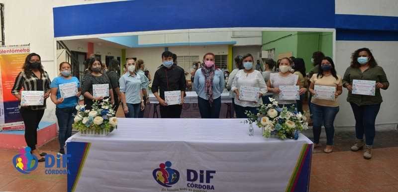 Entrega DIF reconocimientos a alumnos de talleres para el emprendimiento