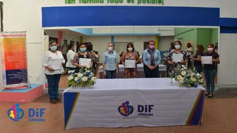 Entrega DIF reconocimientos a alumnos de talleres para el emprendimiento