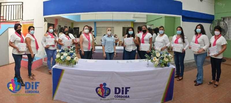 Entrega DIF reconocimientos a alumnos de talleres para el emprendimiento