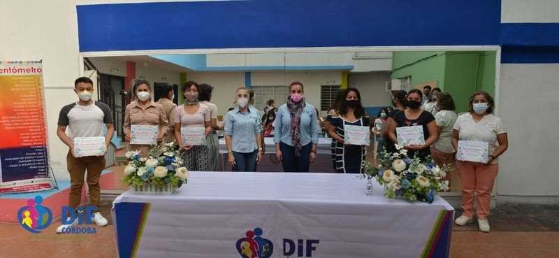 Entrega DIF reconocimientos a alumnos de talleres para el emprendimiento