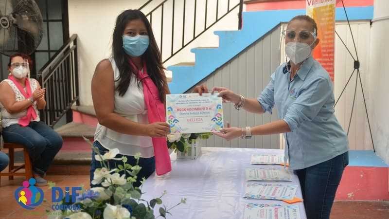 Entrega DIF reconocimientos a alumnos de talleres para el emprendimiento