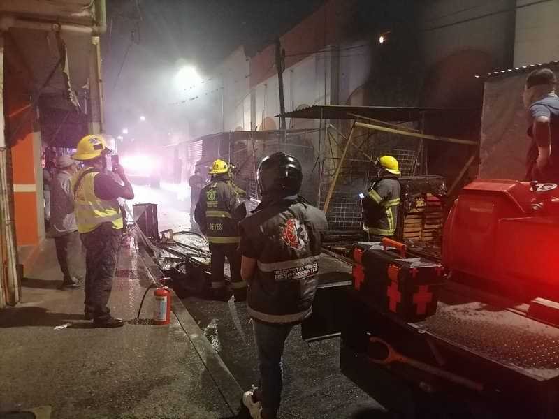 Se incendian puestos alrededor del mercado Revolución