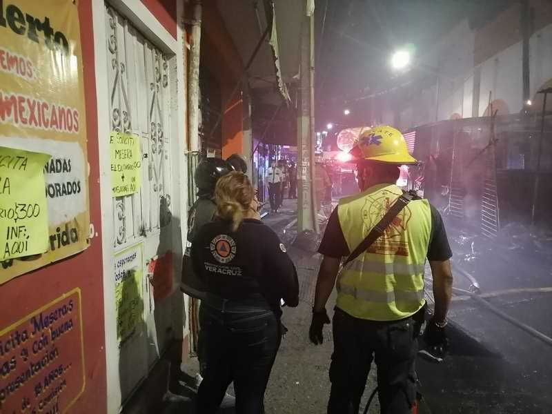 Se incendian puestos alrededor del mercado Revolución