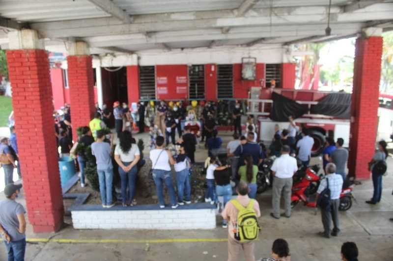 Bomberos de Córdoba despiden con guardia de honor al teniente Felipe García