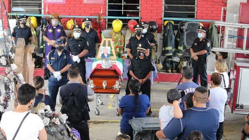 Bomberos de Córdoba despiden con guardia de honor al teniente Felipe García