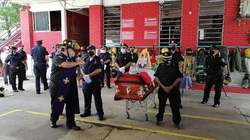 Bomberos de Córdoba despiden con guardia de honor al teniente Felipe García